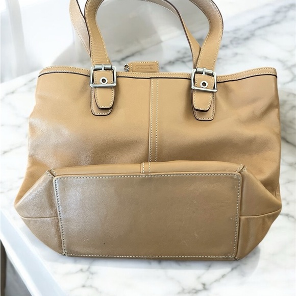 Coach Tan Leather Tote Bag with Structured Design - Picture 2 of 7